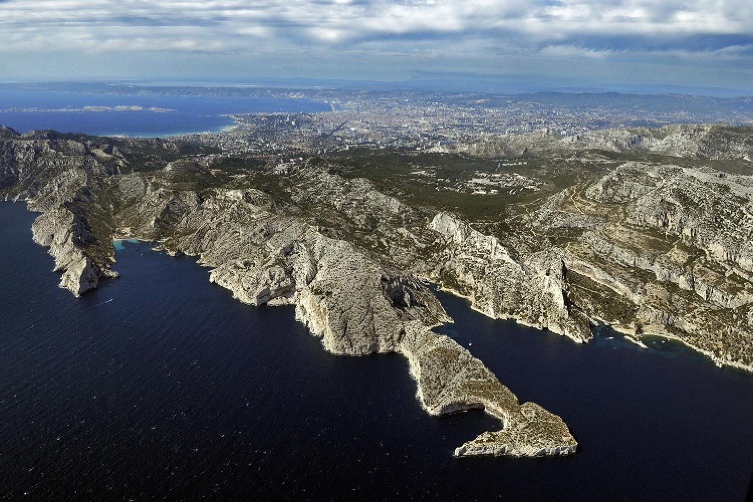 3-morgiou-vue-aerienne-f-launette-parc-national-calanques-marseille.jpg