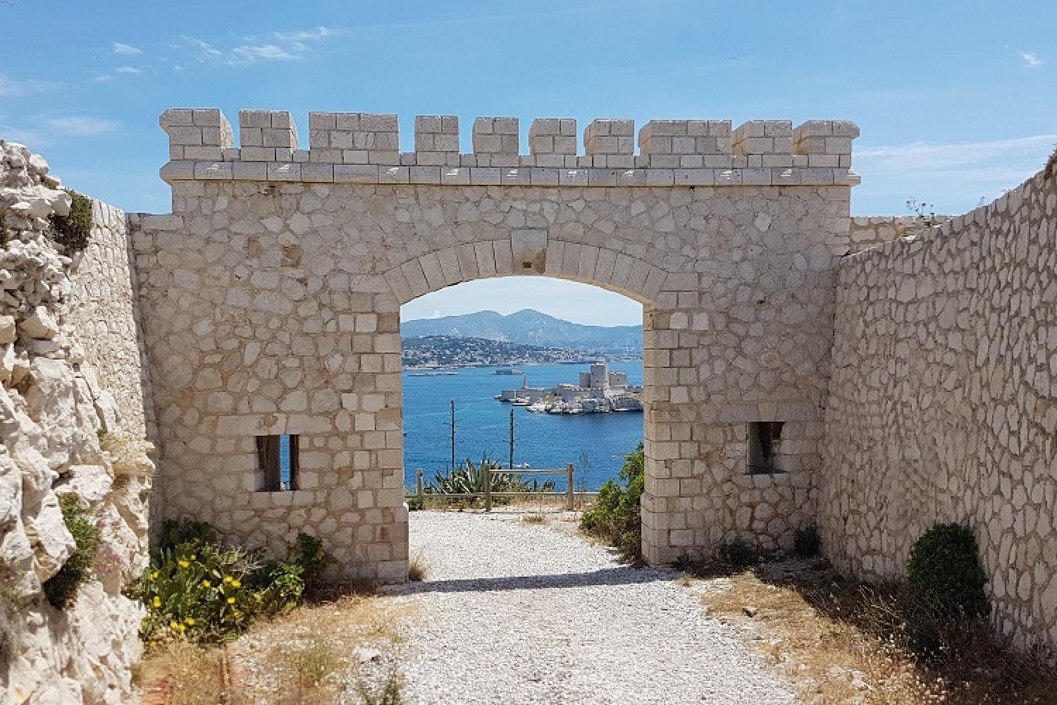 3_-_vue_depuis_le_fort_de_ratonneau_vers_le_chateau_dif_et_marseille_cpncal_ret.jpg