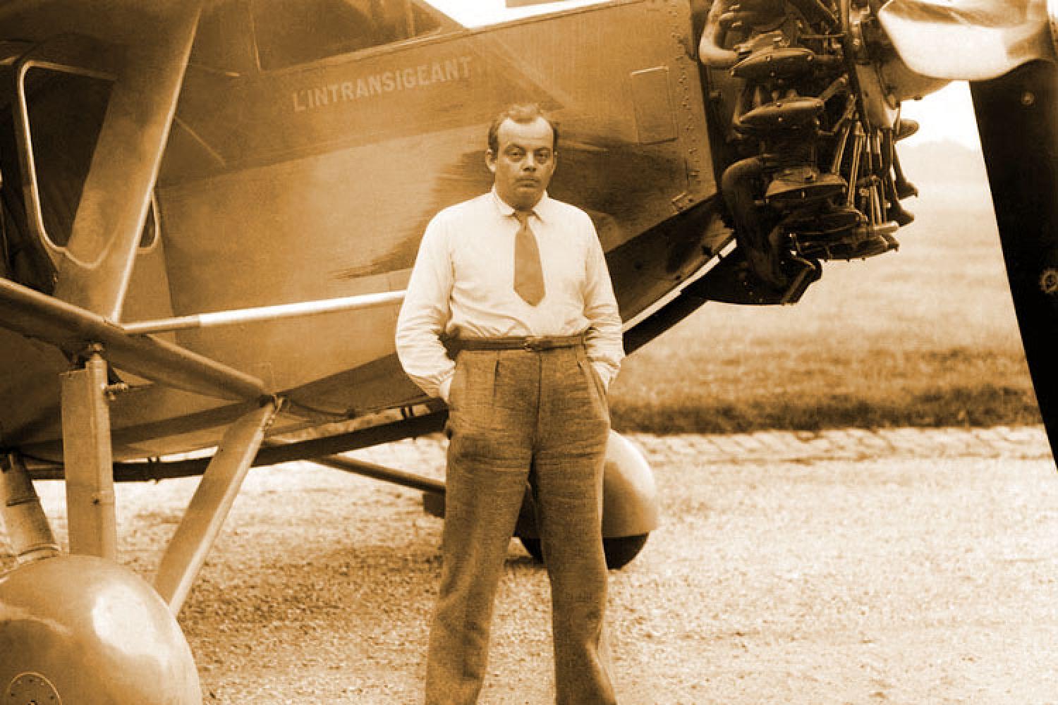 4_antoine_de_saint-exupery_devant_son_avion_non_date_photo_dr.jpg